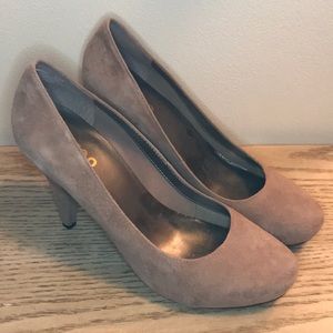 Me Too Taupe suede heels pumps